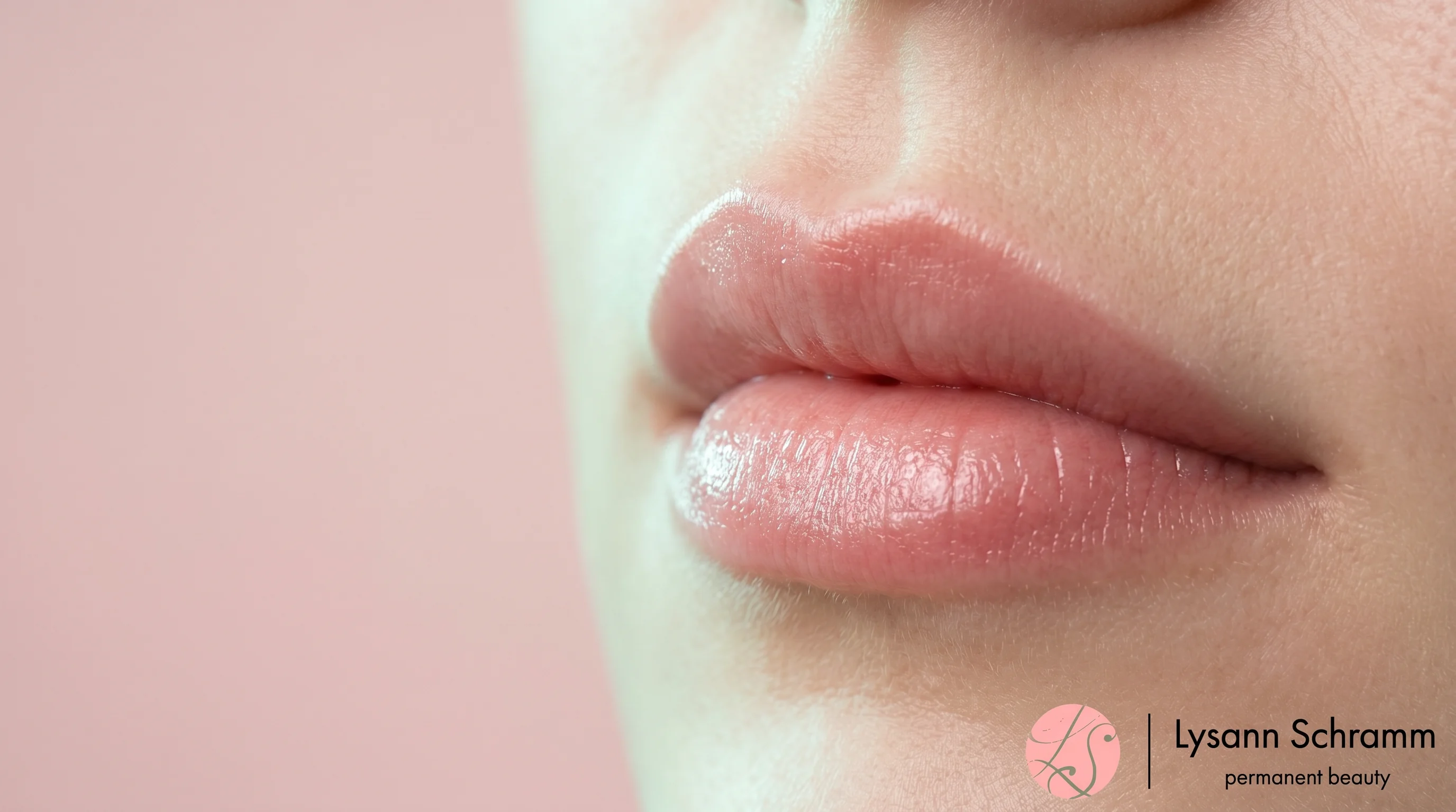 Nahaufnahme frisch pigmentierter Lippen in natürlichem rosé Ton als Sinnbild für das Ergebnis einer abgeschlossenen Lippenpigmentierung.